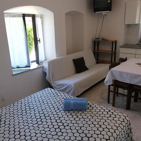 Apartments Eva Malinska Buitenkant foto